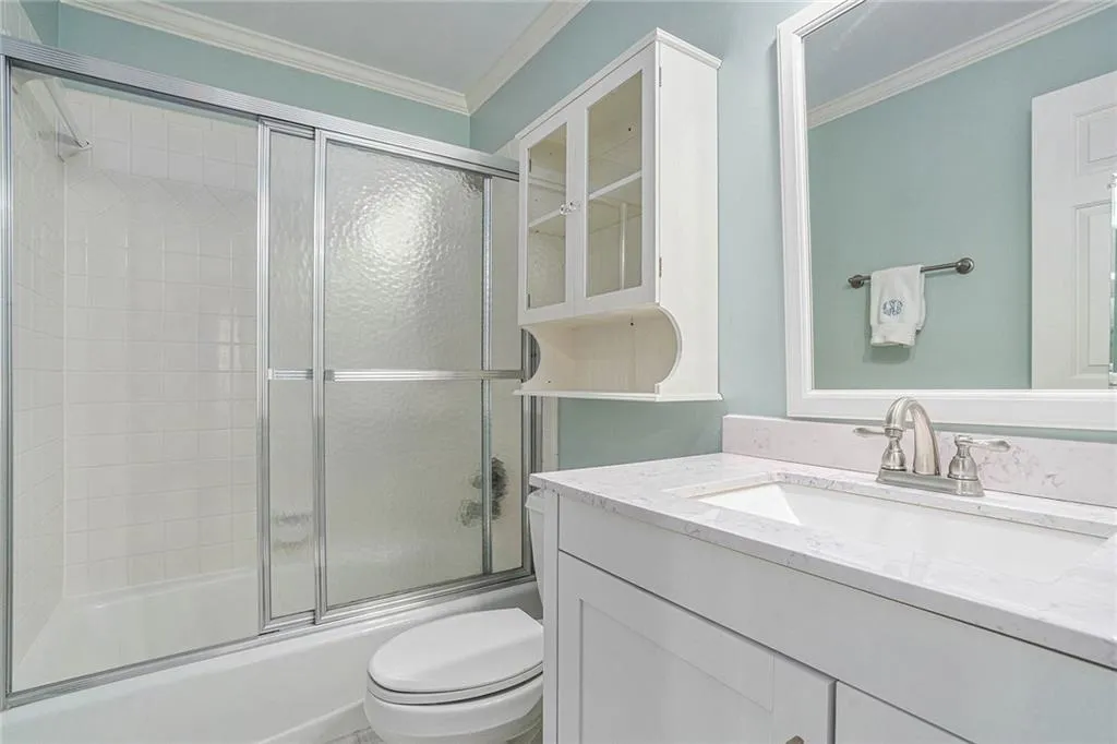 Ensuite bath for bedroom #3