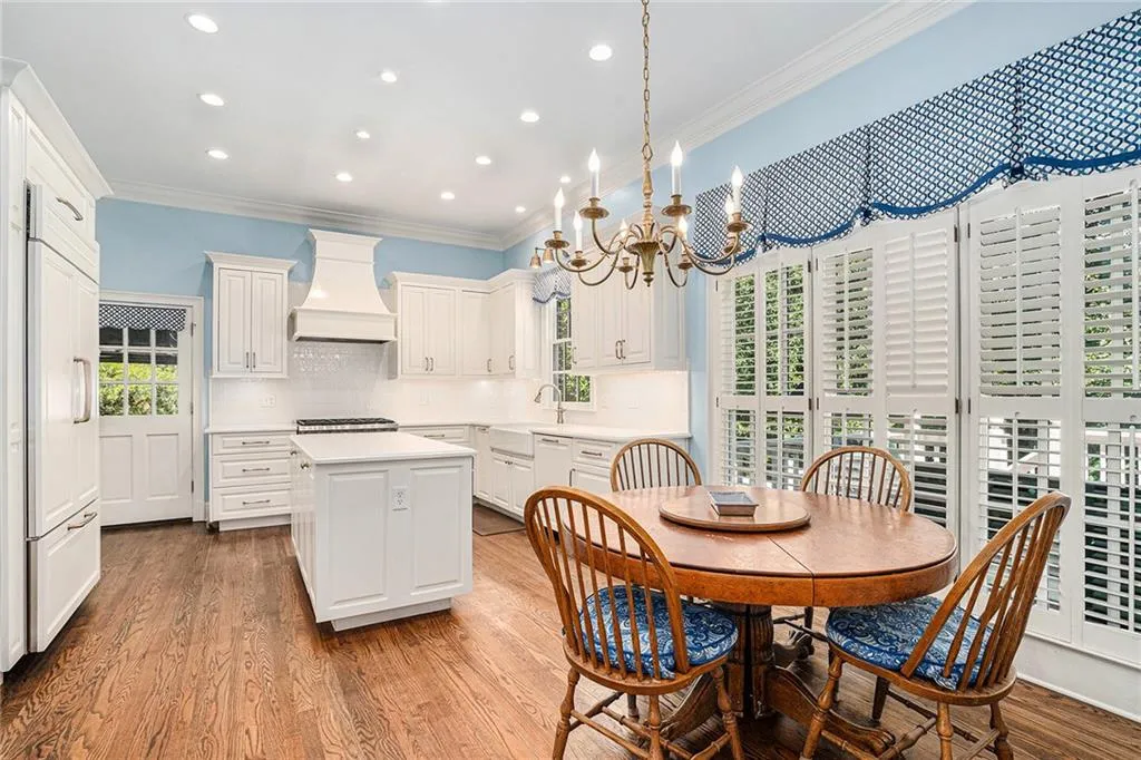 Beautiful eat-in kitchen remodeled 4 years ago