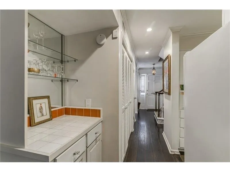 28 Old Ivy Square Ne Unit 28, Atlanta, Georgia 30342, 2 Bedrooms Bedrooms, ,2 BathroomsBathrooms,Residential,Sold,28 Old Ivy Square Ne Unit 28,5912465