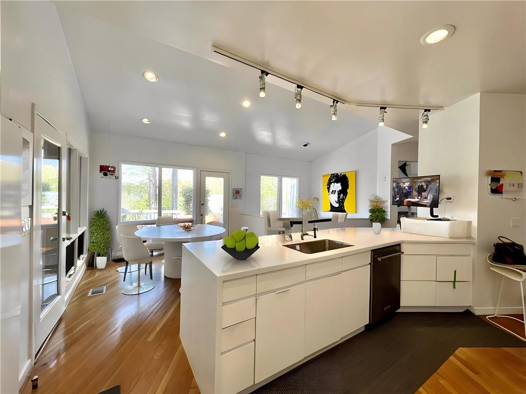 13 Heards Overlook, Sandy Springs, Georgia 30328, 4 Bedrooms Bedrooms, ,4 BathroomsBathrooms,Residential,Sold,13 Heards Overlook,7265884