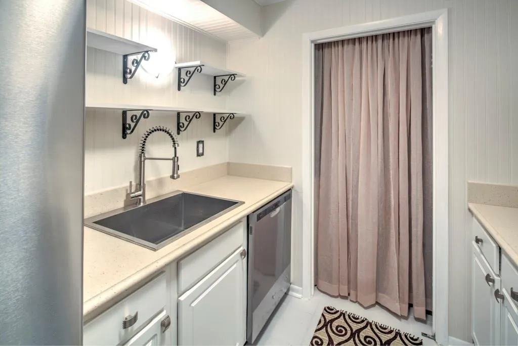 5151 Roswell Road Unit 1, Atlanta, Georgia 30342, 2 Bedrooms Bedrooms, ,2 BathroomsBathrooms,Residential,Sold,5151 Roswell Road Unit 1,5769649