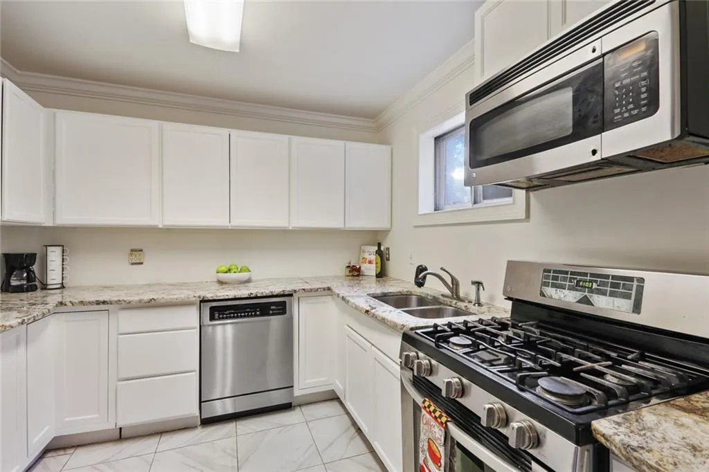 5594 Kingsport Drive Unit 17, Atlanta, Georgia 30342, 3 Bedrooms Bedrooms, ,2 BathroomsBathrooms,Residential,Sold,5594 Kingsport Drive Unit 17,6753539