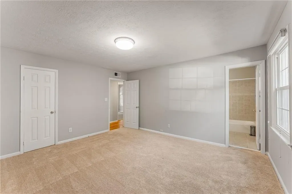 View to ensuite bath, closet and door to the hallway.