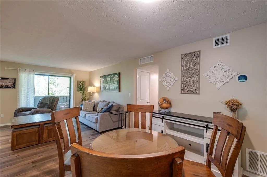 403 Woodcliff Drive Unit 403, Sandy Springs, Georgia 30350, 2 Bedrooms Bedrooms, ,1 BathroomBathrooms,Residential,Sold,403 Woodcliff Drive Unit 403,7201241