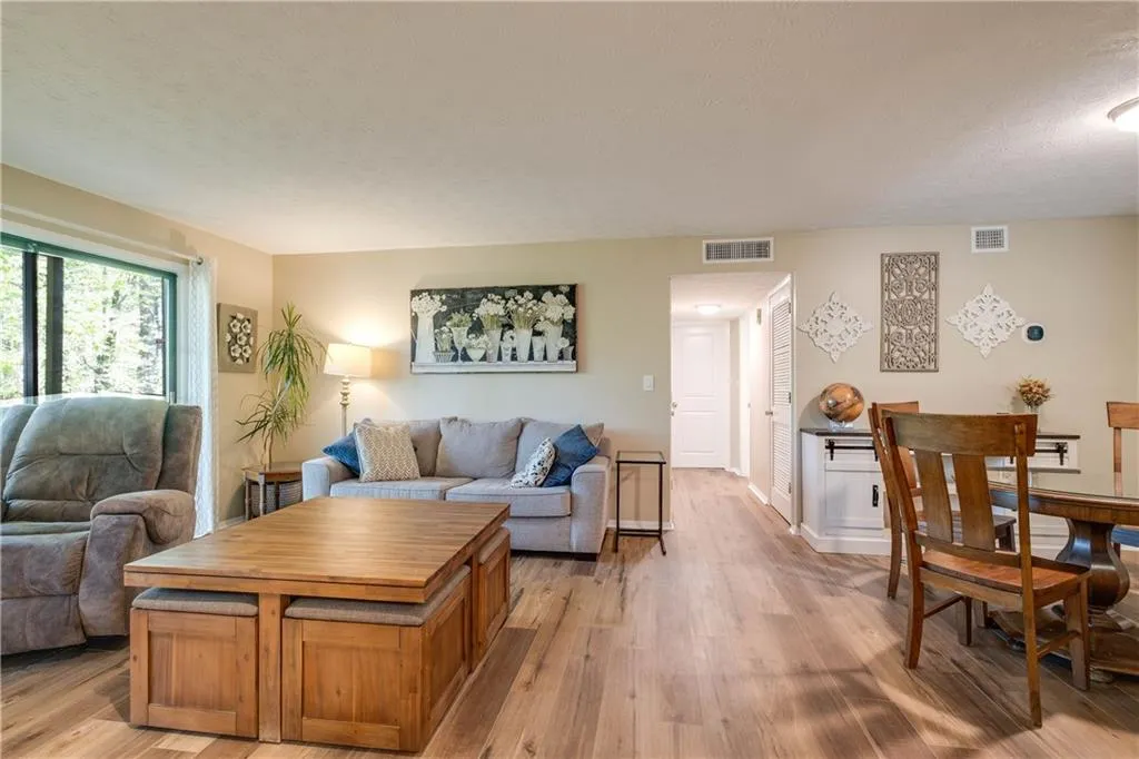 403 Woodcliff Drive Unit 403, Sandy Springs, Georgia 30350, 2 Bedrooms Bedrooms, ,1 BathroomBathrooms,Residential,Sold,403 Woodcliff Drive Unit 403,7201241