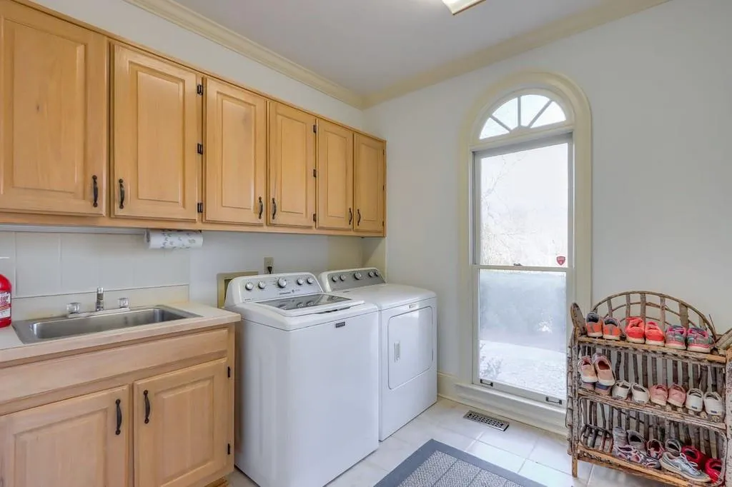 1775 Brandon Hall Drive, Sandy Springs, Georgia 30350, 5 Bedrooms Bedrooms, ,4 BathroomsBathrooms,Residential,Sold,1775 Brandon Hall Drive,6831040