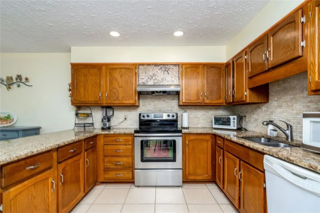 277 The South Chace Unit 277, Atlanta, Georgia 30328, 3 Bedrooms Bedrooms, ,2 BathroomsBathrooms,Residential,Sold,277 The South Chace Unit 277,6886165