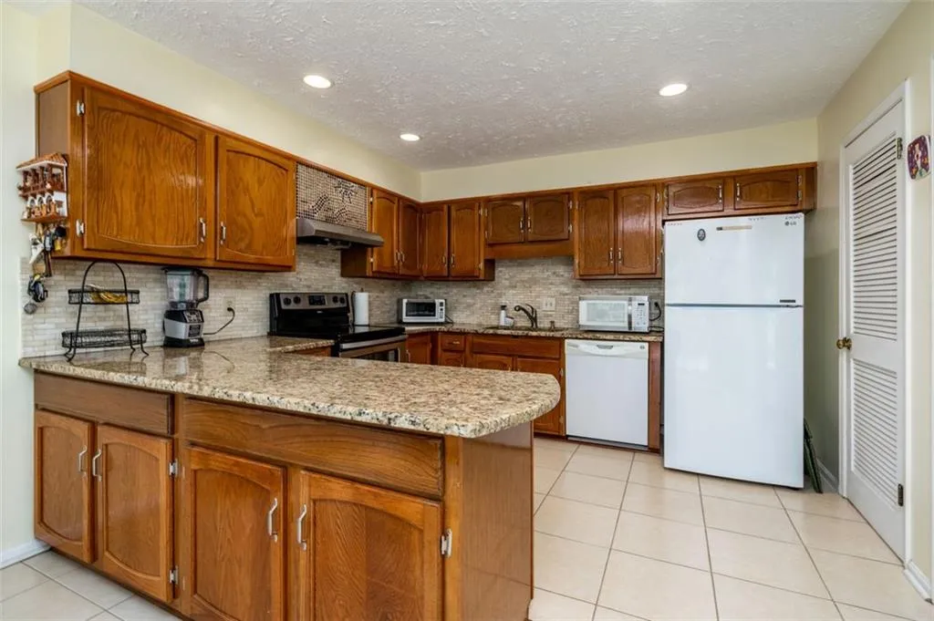 277 The South Chace Unit 277, Atlanta, Georgia 30328, 3 Bedrooms Bedrooms, ,2 BathroomsBathrooms,Residential,Sold,277 The South Chace Unit 277,6886165