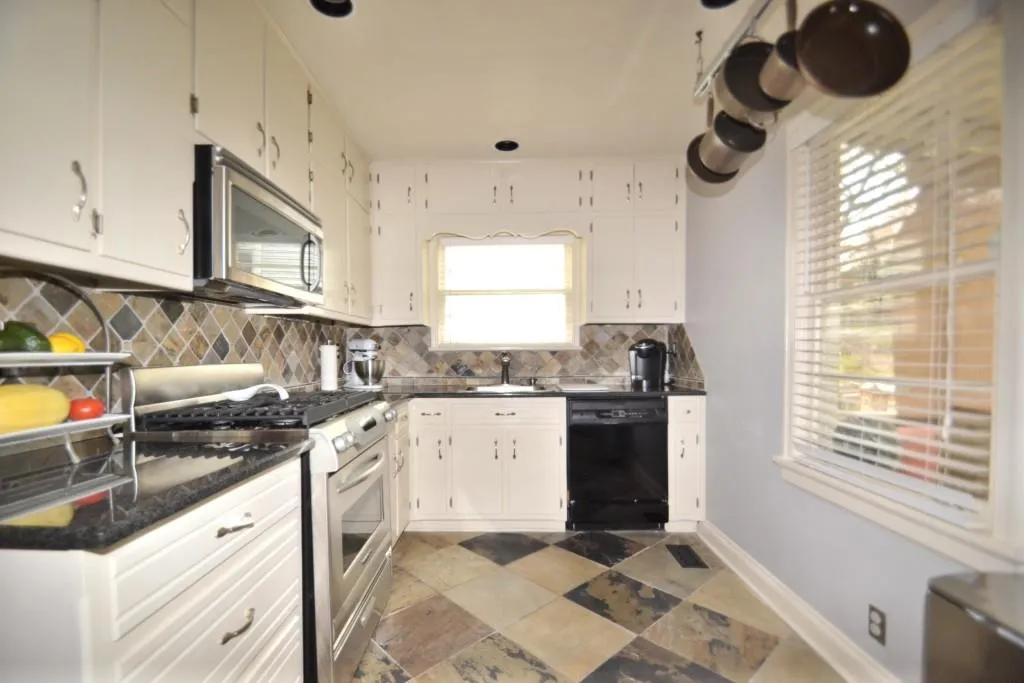 240 Eureka Drive Ne, Atlanta, Georgia 30305, 3 Bedrooms Bedrooms, ,2 BathroomsBathrooms,Residential,Sold,240 Eureka Drive Ne,5964945
