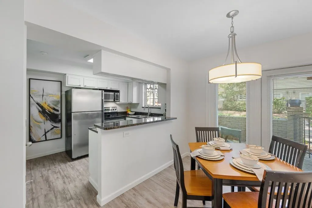 6940 Roswell Road Unit 12b, Sandy Springs, Georgia 30328, 2 Bedrooms Bedrooms, ,1 BathroomBathrooms,Residential,Sold,6940 Roswell Road Unit 12b,7252205