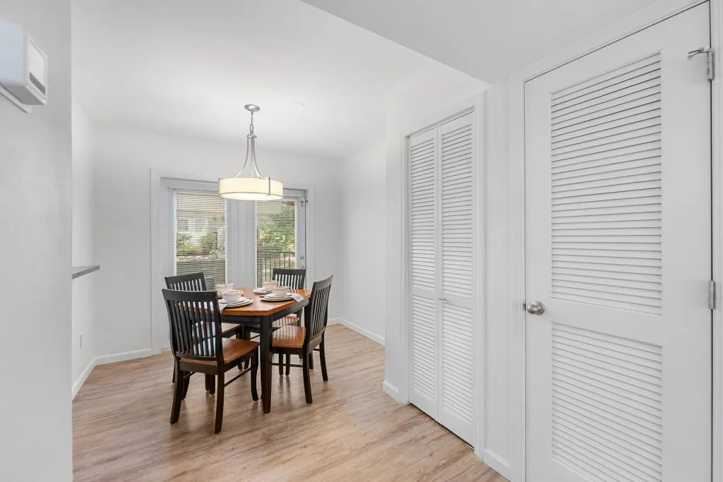 6940 Roswell Road Unit 12b, Sandy Springs, Georgia 30328, 2 Bedrooms Bedrooms, ,1 BathroomBathrooms,Residential,Sold,6940 Roswell Road Unit 12b,7252205
