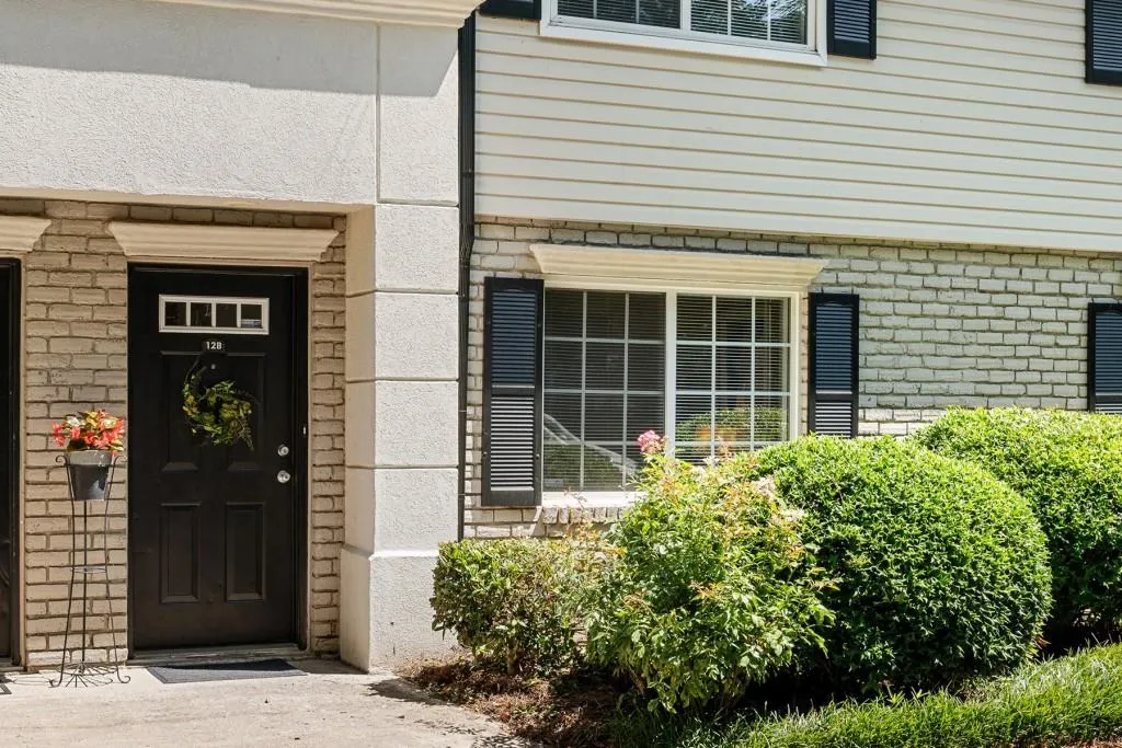 6940 Roswell Road Unit 12b, Sandy Springs, Georgia 30328, 2 Bedrooms Bedrooms, ,1 BathroomBathrooms,Residential,Sold,6940 Roswell Road Unit 12b,7252205
