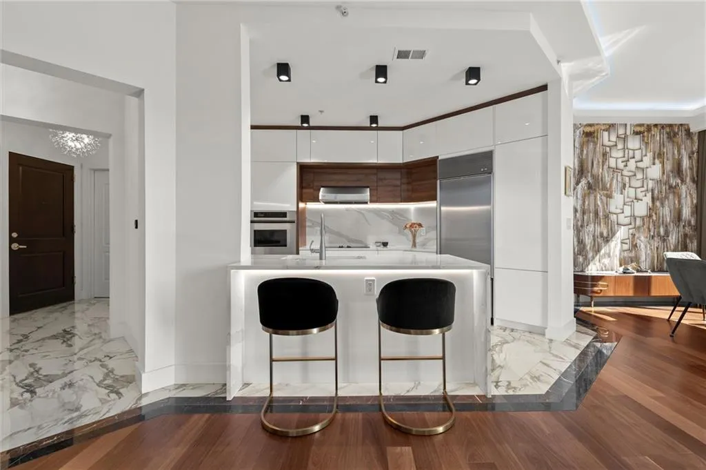 2828 Peachtree Road Nw Unit 701, Atlanta, Georgia 30305, 2 Bedrooms Bedrooms, ,2 BathroomsBathrooms,Residential,For Sale,2828 Peachtree Road Nw Unit 701,7535437
