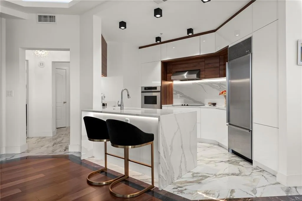 2828 Peachtree Road Nw Unit 701, Atlanta, Georgia 30305, 2 Bedrooms Bedrooms, ,2 BathroomsBathrooms,Residential,For Sale,2828 Peachtree Road Nw Unit 701,7535437