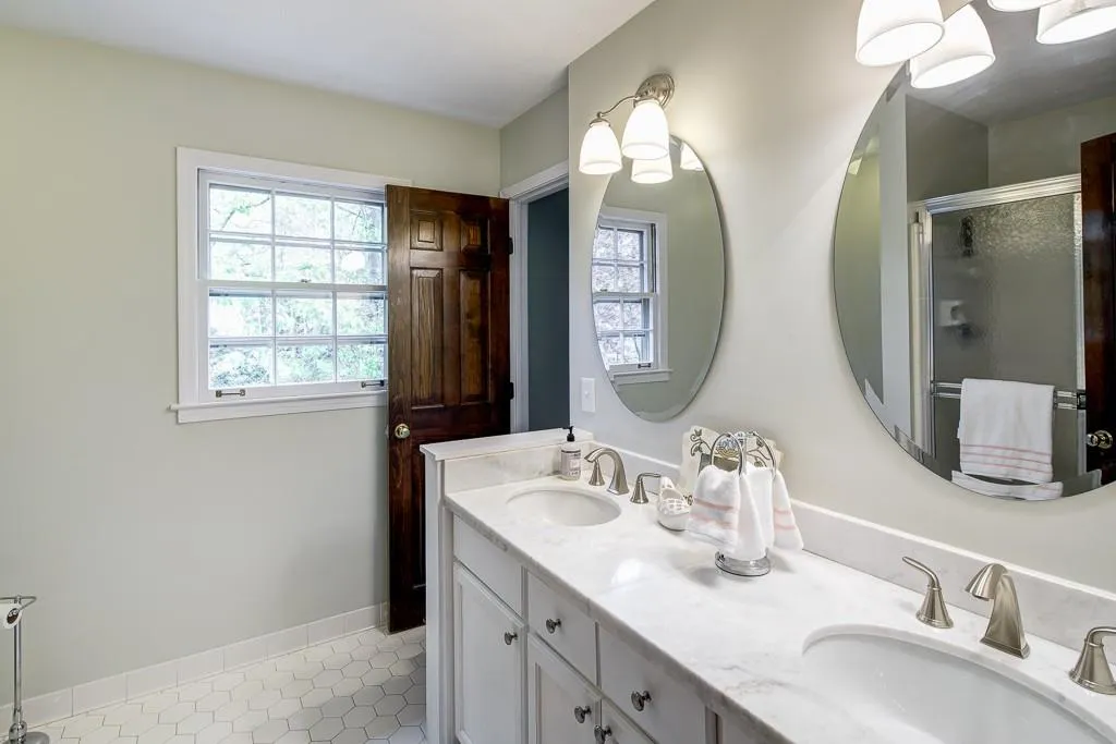 6895 Hunters Knoll, Sandy Springs, Georgia 30328, 5 Bedrooms Bedrooms, ,5 BathroomsBathrooms,Residential,Sold,6895 Hunters Knoll,5831743