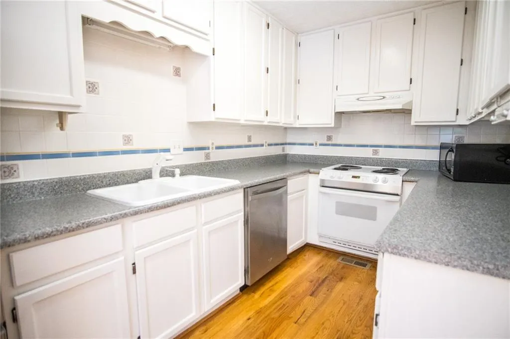 650 Corbin Lake Court, Sandy Springs, Georgia 30350, 3 Bedrooms Bedrooms, ,2 BathroomsBathrooms,Residential,Sold,650 Corbin Lake Court,6739268