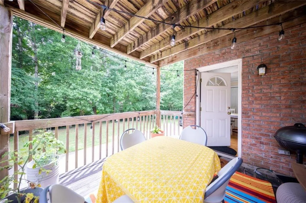 650 Corbin Lake Court, Sandy Springs, Georgia 30350, 3 Bedrooms Bedrooms, ,2 BathroomsBathrooms,Residential,Sold,650 Corbin Lake Court,6739268