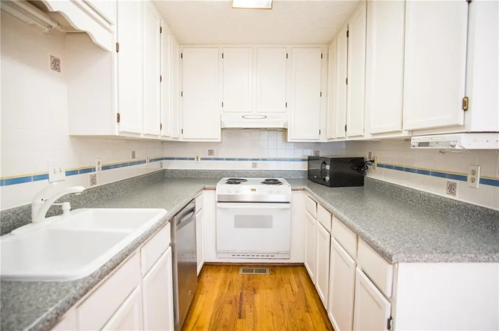 650 Corbin Lake Court, Sandy Springs, Georgia 30350, 3 Bedrooms Bedrooms, ,2 BathroomsBathrooms,Residential,Sold,650 Corbin Lake Court,6739268