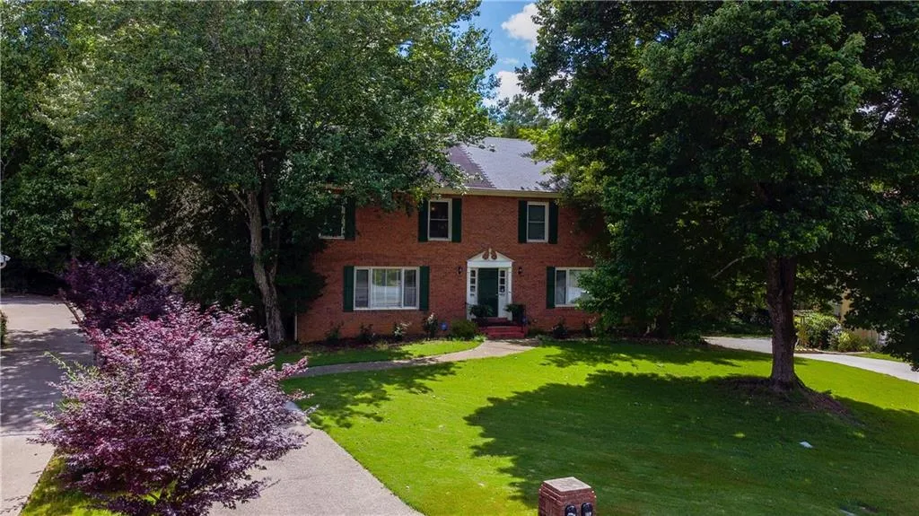 650 Corbin Lake Court, Sandy Springs, Georgia 30350, 3 Bedrooms Bedrooms, ,2 BathroomsBathrooms,Residential,Sold,650 Corbin Lake Court,6739268