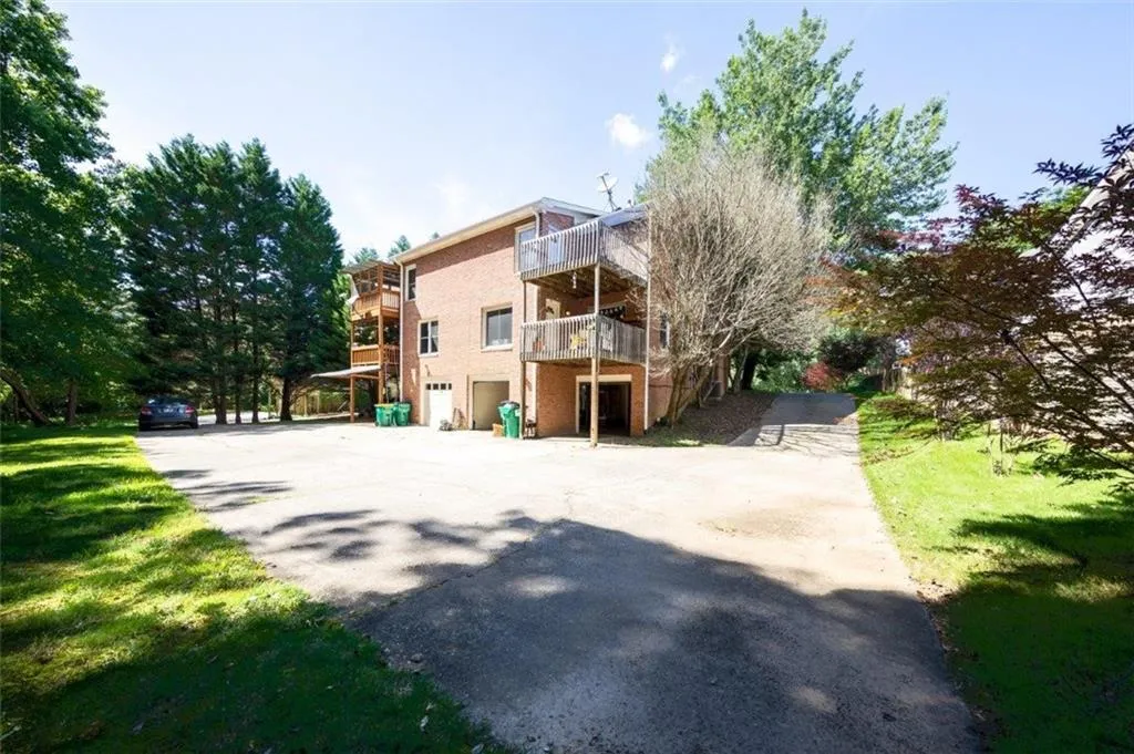 650 Corbin Lake Court, Sandy Springs, Georgia 30350, 3 Bedrooms Bedrooms, ,2 BathroomsBathrooms,Residential,Sold,650 Corbin Lake Court,6739268