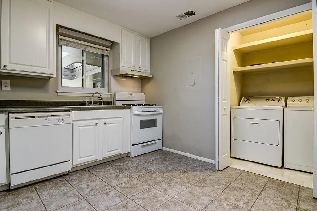 346 Carpenter Drive Unit 83, Atlanta, Georgia 30328, 2 Bedrooms Bedrooms, ,2 BathroomsBathrooms,Residential,Sold,346 Carpenter Drive Unit 83,5723208
