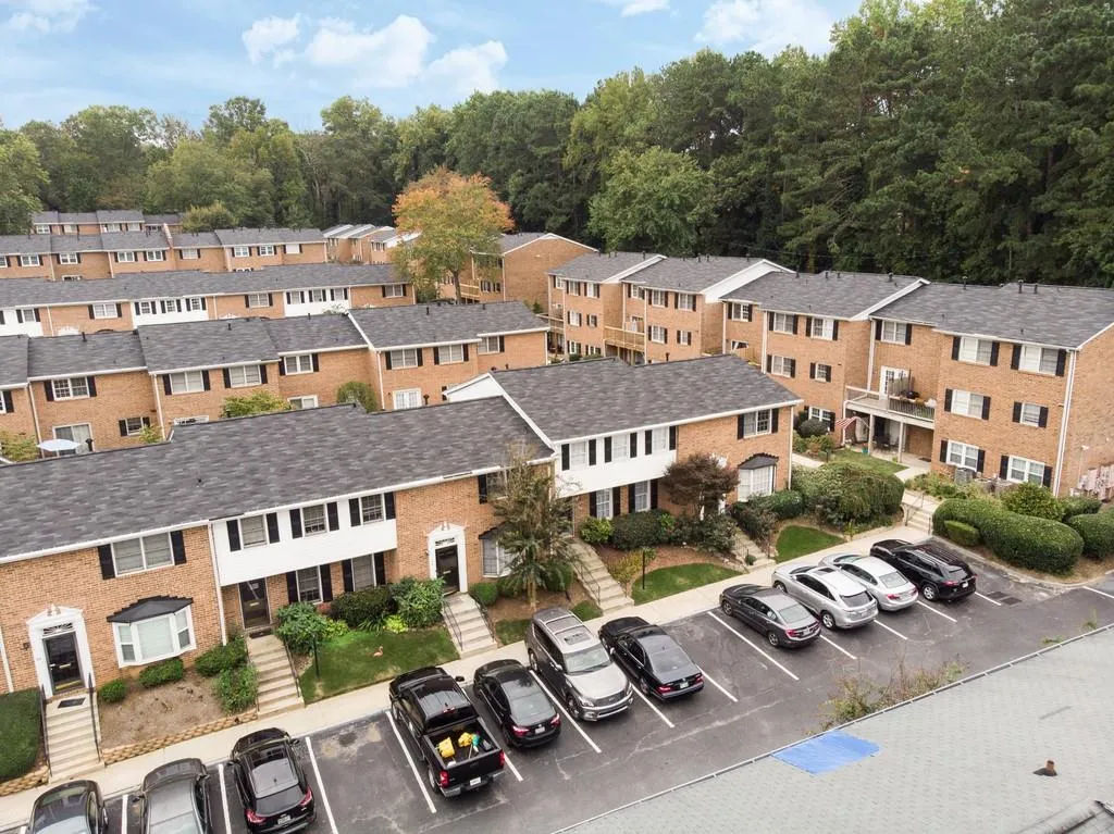 6520 Roswell Road Ne Unit 27, Atlanta, Georgia 30328, 2 Bedrooms Bedrooms, ,1 BathroomBathrooms,Residential,Sold,6520 Roswell Road Ne Unit 27,6793625