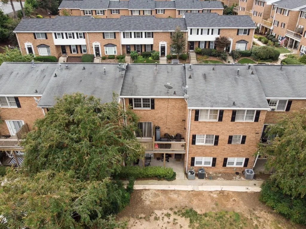 6520 Roswell Road Ne Unit 27, Atlanta, Georgia 30328, 2 Bedrooms Bedrooms, ,1 BathroomBathrooms,Residential,Sold,6520 Roswell Road Ne Unit 27,6793625