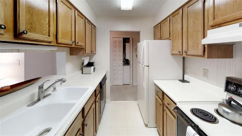 300 Johnson Ferry Road Ne Unit A403, Sandy Springs, Georgia 30328, 2 Bedrooms Bedrooms, ,2 BathroomsBathrooms,Residential,Sold,300 Johnson Ferry Road Ne Unit A403,6046388