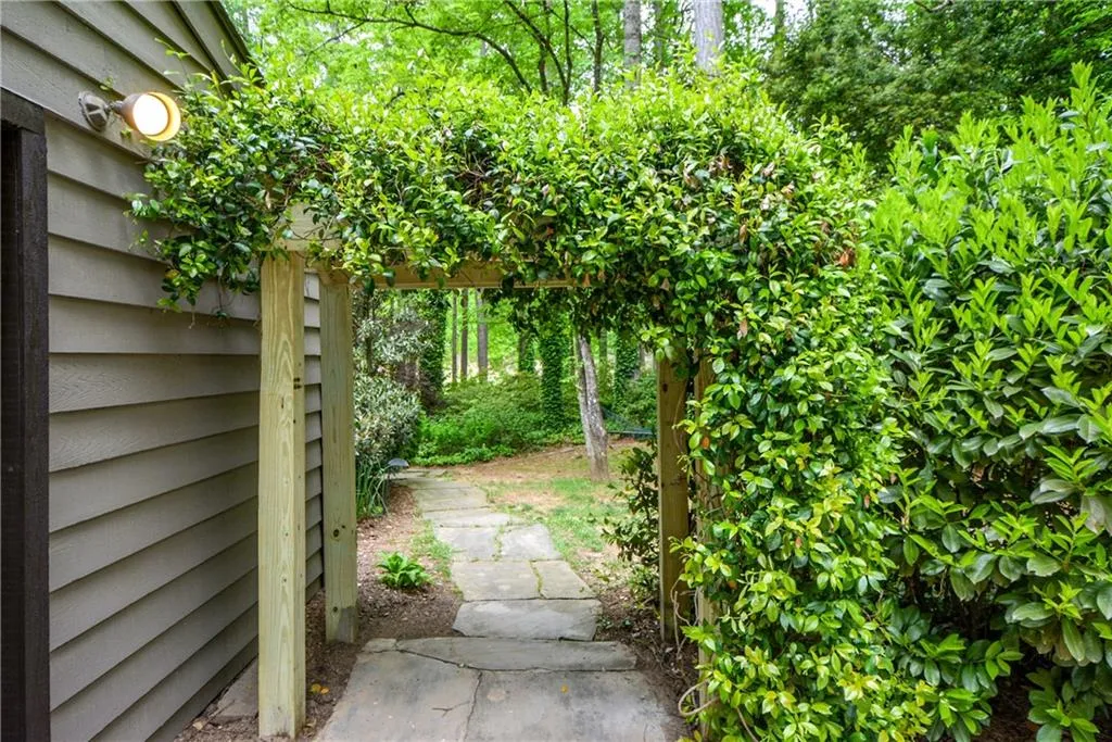 9870 Huntcliff Trace, Sandy Springs, Georgia 30350, 4 Bedrooms Bedrooms, ,3 BathroomsBathrooms,Residential,Sold,9870 Huntcliff Trace,6543194