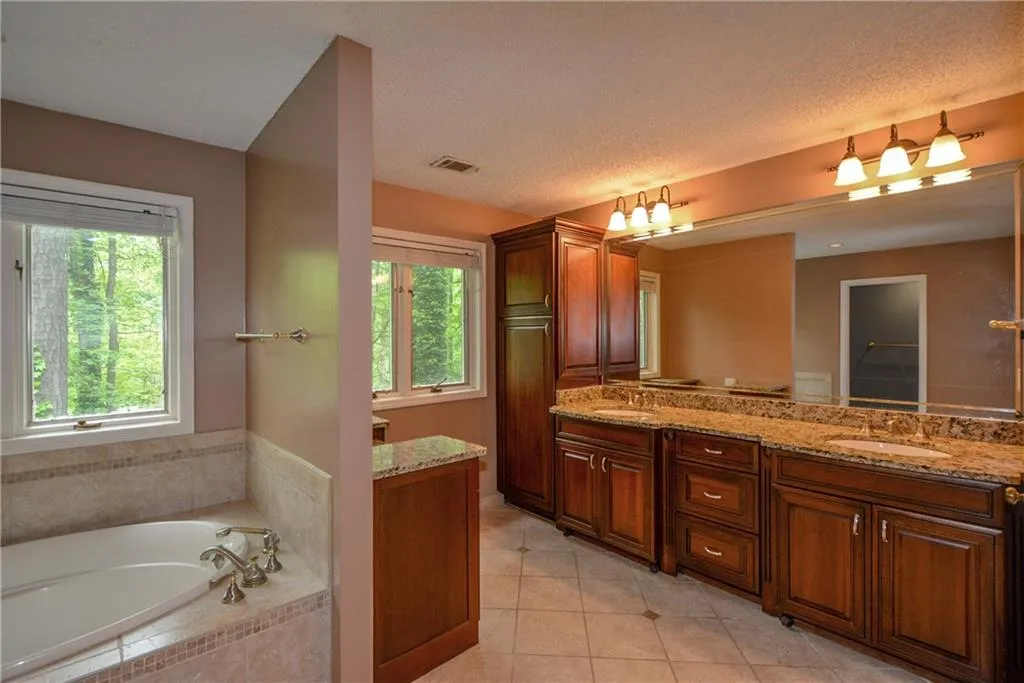 9870 Huntcliff Trace, Sandy Springs, Georgia 30350, 4 Bedrooms Bedrooms, ,3 BathroomsBathrooms,Residential,Sold,9870 Huntcliff Trace,6543194