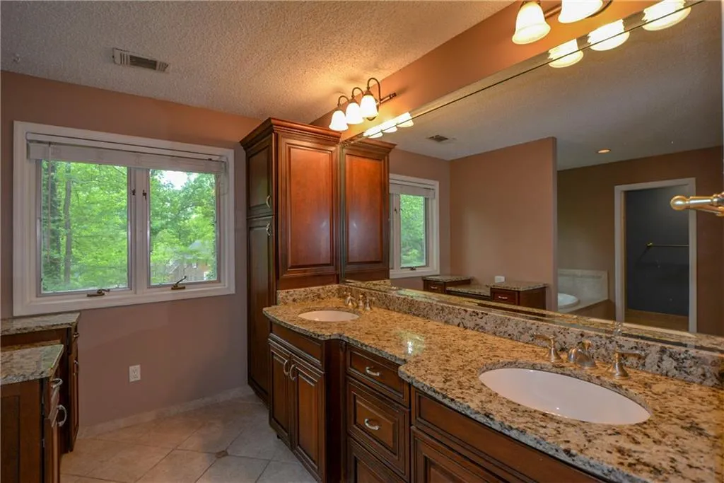 9870 Huntcliff Trace, Sandy Springs, Georgia 30350, 4 Bedrooms Bedrooms, ,3 BathroomsBathrooms,Residential,Sold,9870 Huntcliff Trace,6543194