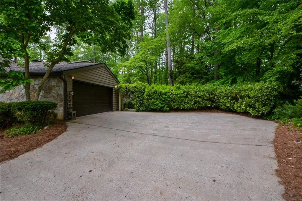 9870 Huntcliff Trace, Sandy Springs, Georgia 30350, 4 Bedrooms Bedrooms, ,3 BathroomsBathrooms,Residential,Sold,9870 Huntcliff Trace,6543194