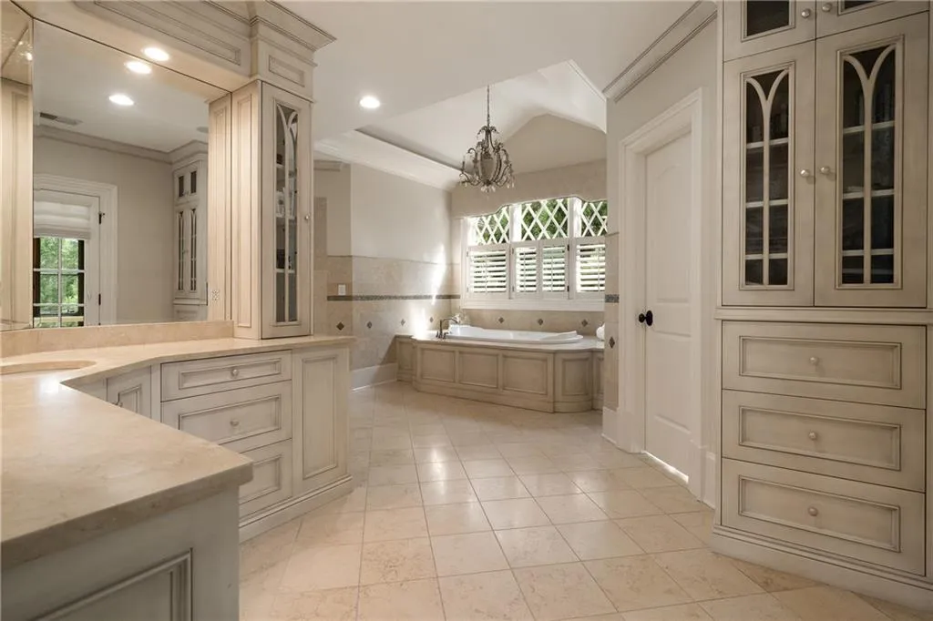 4136 N Stratford Road Ne, Atlanta, Georgia 30342, 6 Bedrooms Bedrooms, ,7 BathroomsBathrooms,Residential,For Sale,4136 N Stratford Road Ne,7627296
