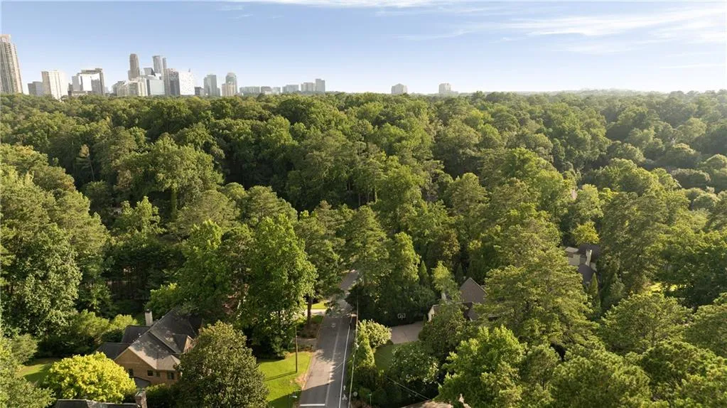 4136 N Stratford Road Ne, Atlanta, Georgia 30342, 6 Bedrooms Bedrooms, ,7 BathroomsBathrooms,Residential,For Sale,4136 N Stratford Road Ne,7627296