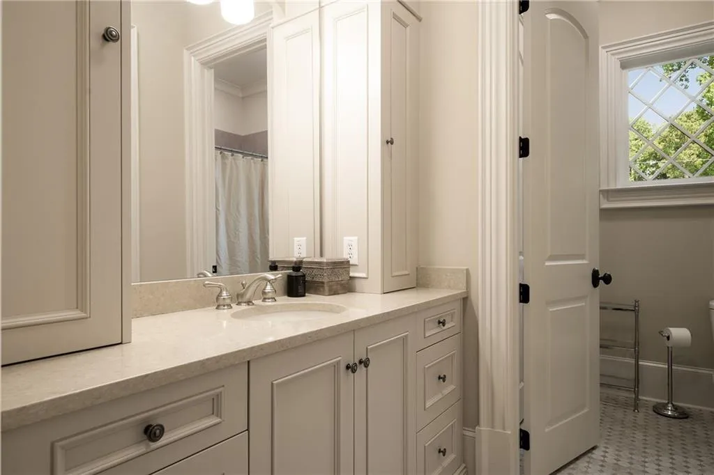 4136 N Stratford Road Ne, Atlanta, Georgia 30342, 6 Bedrooms Bedrooms, ,7 BathroomsBathrooms,Residential,For Sale,4136 N Stratford Road Ne,7627296
