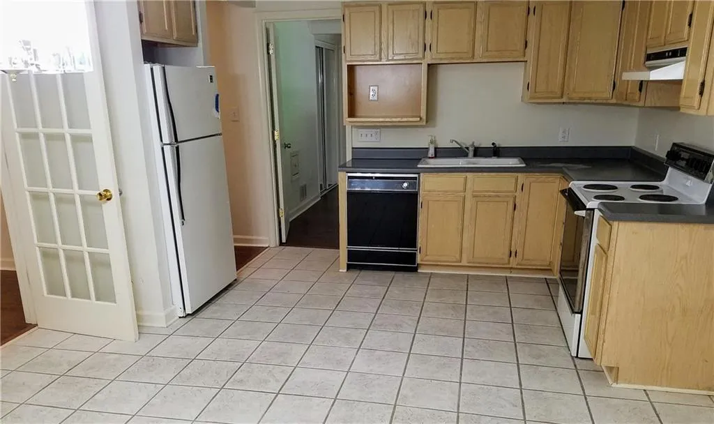 7420 Crompton Court N, Atlanta, Georgia 30350, 6 Bedrooms Bedrooms, ,5 BathroomsBathrooms,Residential,Sold,7420 Crompton Court N,5882694