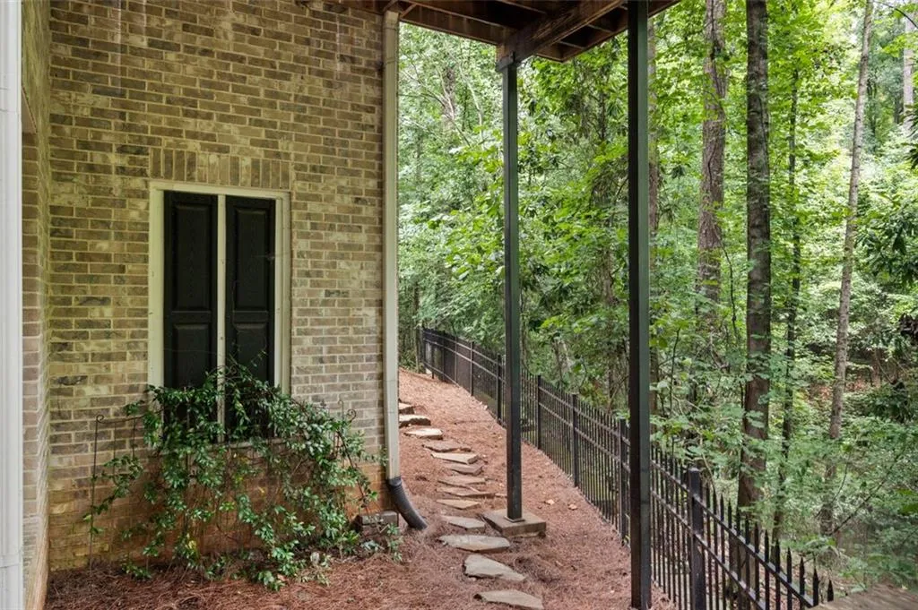 135 Dunwoody Creek Court, Sandy Springs, Georgia 30350, 4 Bedrooms Bedrooms, ,4 BathroomsBathrooms,Residential,Sold,135 Dunwoody Creek Court,6916235