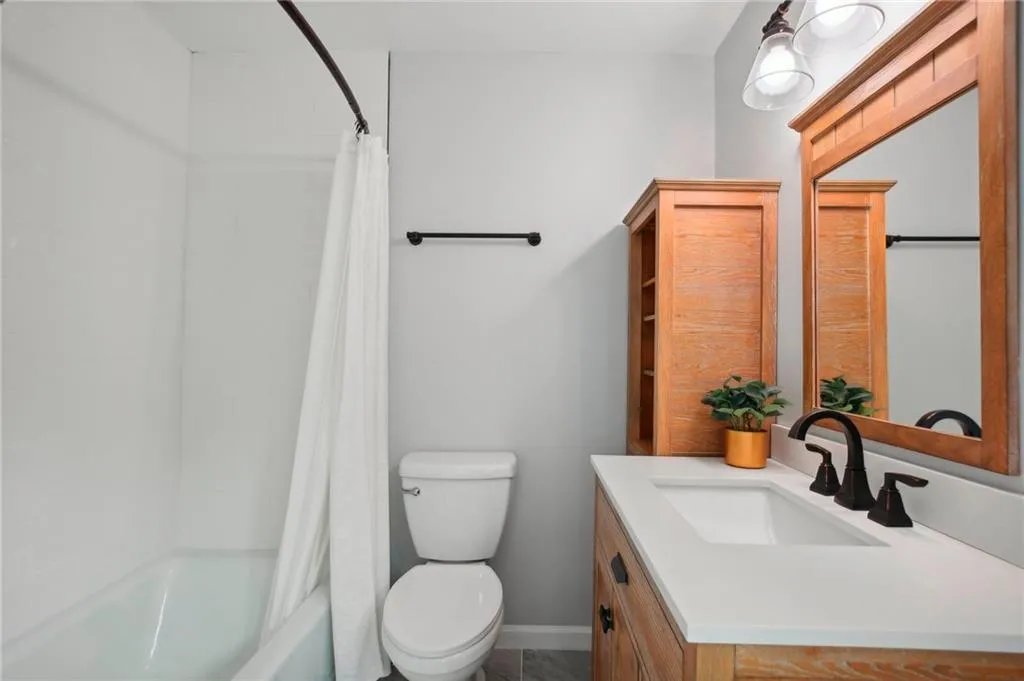 120 Marsh Glen Point, Atlanta, Georgia 30328, 6 Bedrooms Bedrooms, ,4 BathroomsBathrooms,Residential,Sold,120 Marsh Glen Point,7393170