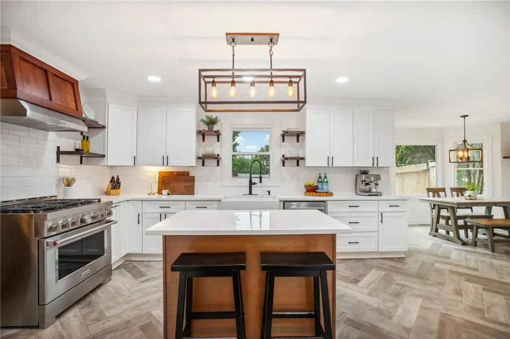 120 Marsh Glen Point, Atlanta, Georgia 30328, 6 Bedrooms Bedrooms, ,4 BathroomsBathrooms,Residential,Sold,120 Marsh Glen Point,7393170