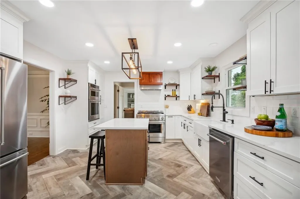 120 Marsh Glen Point, Atlanta, Georgia 30328, 6 Bedrooms Bedrooms, ,4 BathroomsBathrooms,Residential,Sold,120 Marsh Glen Point,7393170