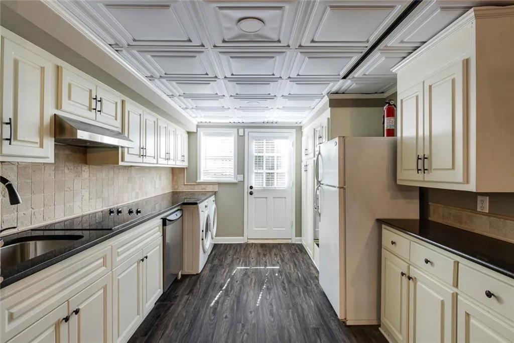 Full Kitchen with Washer/Dryer and Access to Side Yard & Pool