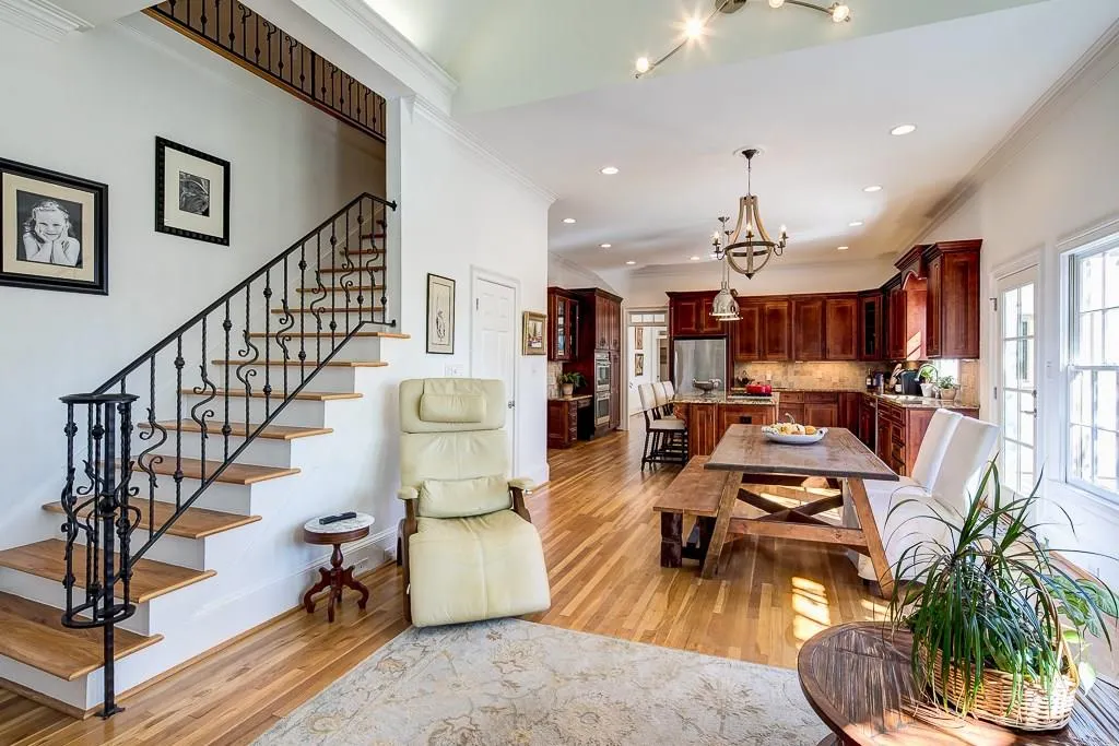 8345 Jett Ferry Road, Sandy Springs, Georgia 30350, 6 Bedrooms Bedrooms, ,5 BathroomsBathrooms,Residential,Sold,8345 Jett Ferry Road,5771702