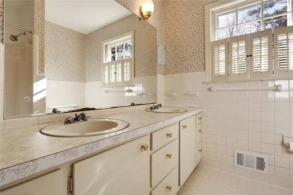 561 Dalrymple Road, Sandy Springs, Georgia 30328, 6 Bedrooms Bedrooms, ,4 BathroomsBathrooms,Residential,Sold,561 Dalrymple Road,5776742