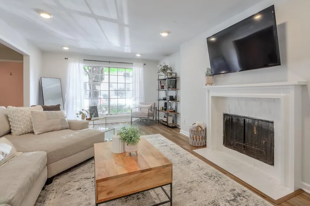 5400 Roswell Road Unit J6, Sandy Springs, Georgia 30342, 3 Bedrooms Bedrooms, ,2 BathroomsBathrooms,Residential,Sold,5400 Roswell Road Unit J6,7407795