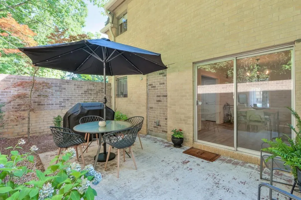 5400 Roswell Road Unit J6, Sandy Springs, Georgia 30342, 3 Bedrooms Bedrooms, ,2 BathroomsBathrooms,Residential,Sold,5400 Roswell Road Unit J6,7407795