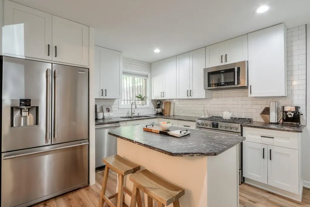 5400 Roswell Road Unit J6, Sandy Springs, Georgia 30342, 3 Bedrooms Bedrooms, ,2 BathroomsBathrooms,Residential,Sold,5400 Roswell Road Unit J6,7407795