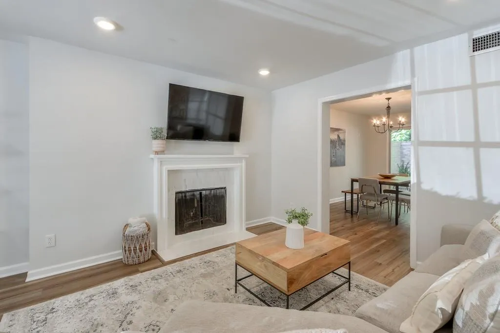 5400 Roswell Road Unit J6, Sandy Springs, Georgia 30342, 3 Bedrooms Bedrooms, ,2 BathroomsBathrooms,Residential,Sold,5400 Roswell Road Unit J6,7407795