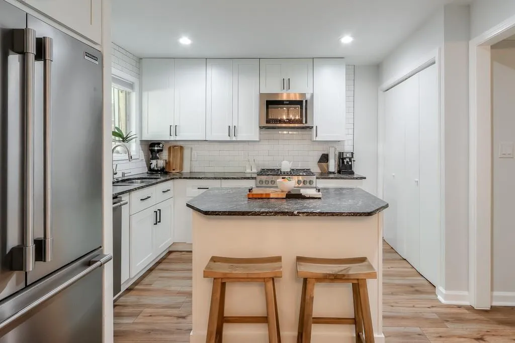5400 Roswell Road Unit J6, Sandy Springs, Georgia 30342, 3 Bedrooms Bedrooms, ,2 BathroomsBathrooms,Residential,Sold,5400 Roswell Road Unit J6,7407795