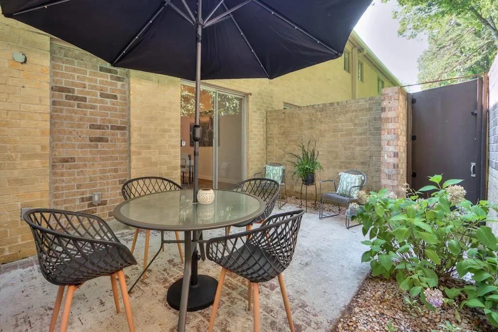 5400 Roswell Road Unit J6, Sandy Springs, Georgia 30342, 3 Bedrooms Bedrooms, ,2 BathroomsBathrooms,Residential,Sold,5400 Roswell Road Unit J6,7407795