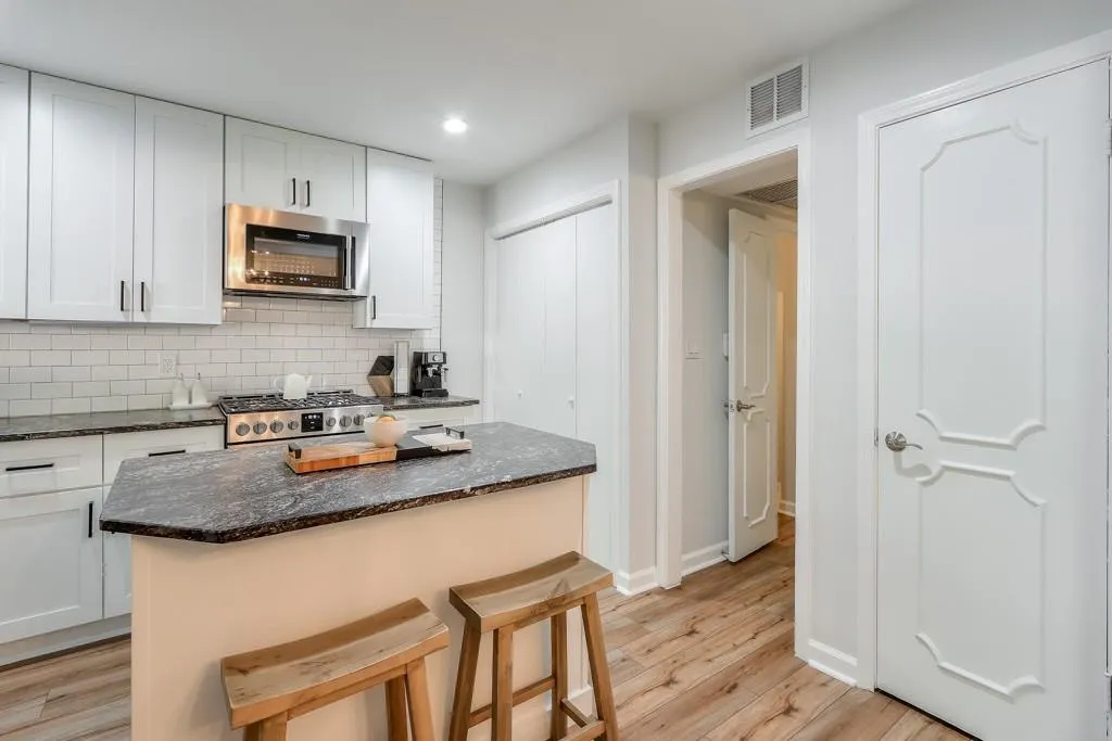 5400 Roswell Road Unit J6, Sandy Springs, Georgia 30342, 3 Bedrooms Bedrooms, ,2 BathroomsBathrooms,Residential,Sold,5400 Roswell Road Unit J6,7407795